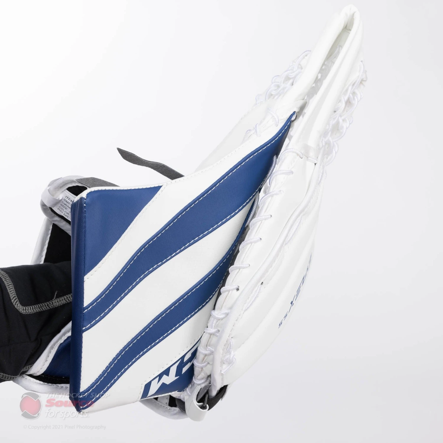 CCM Extreme Flex E5.5 Junior Goalie Catcher - Image 3