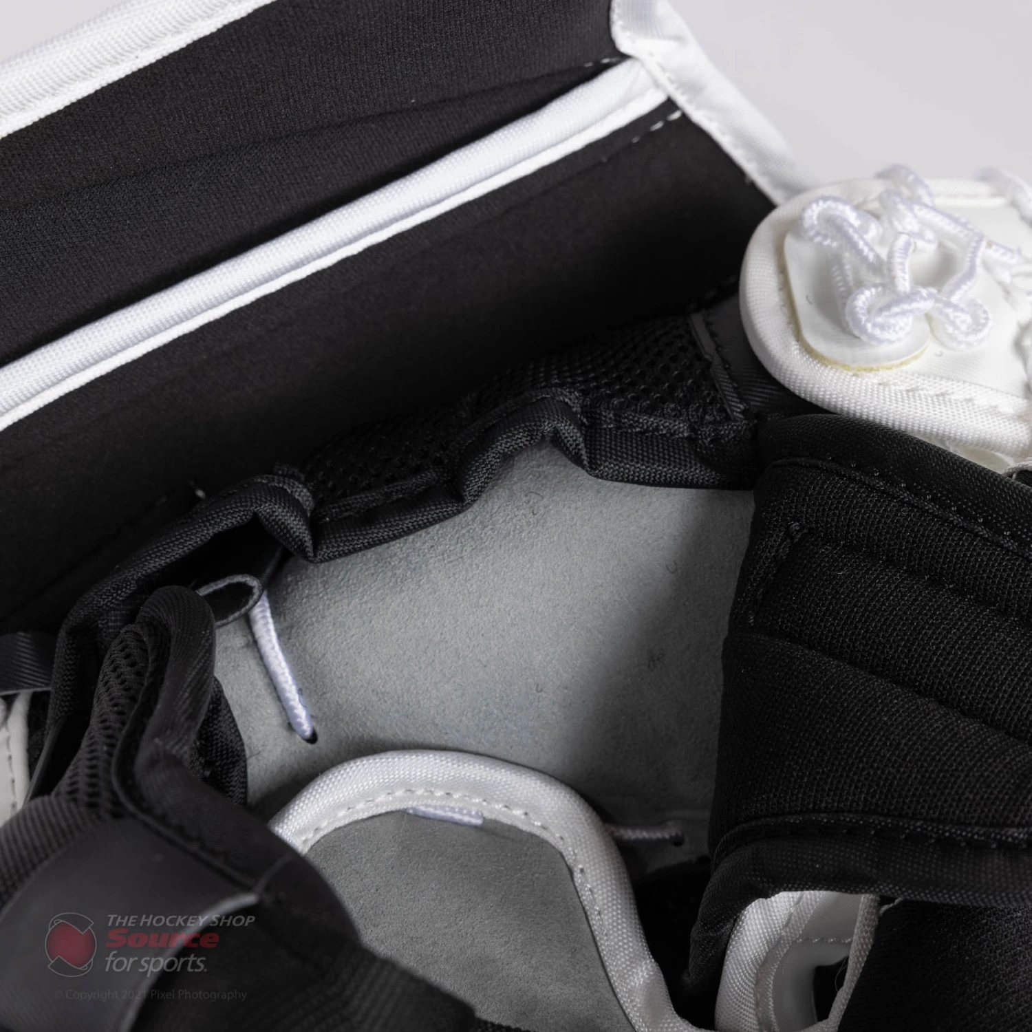 CCM Extreme Flex E5.5 Junior Goalie Catcher - Image 14