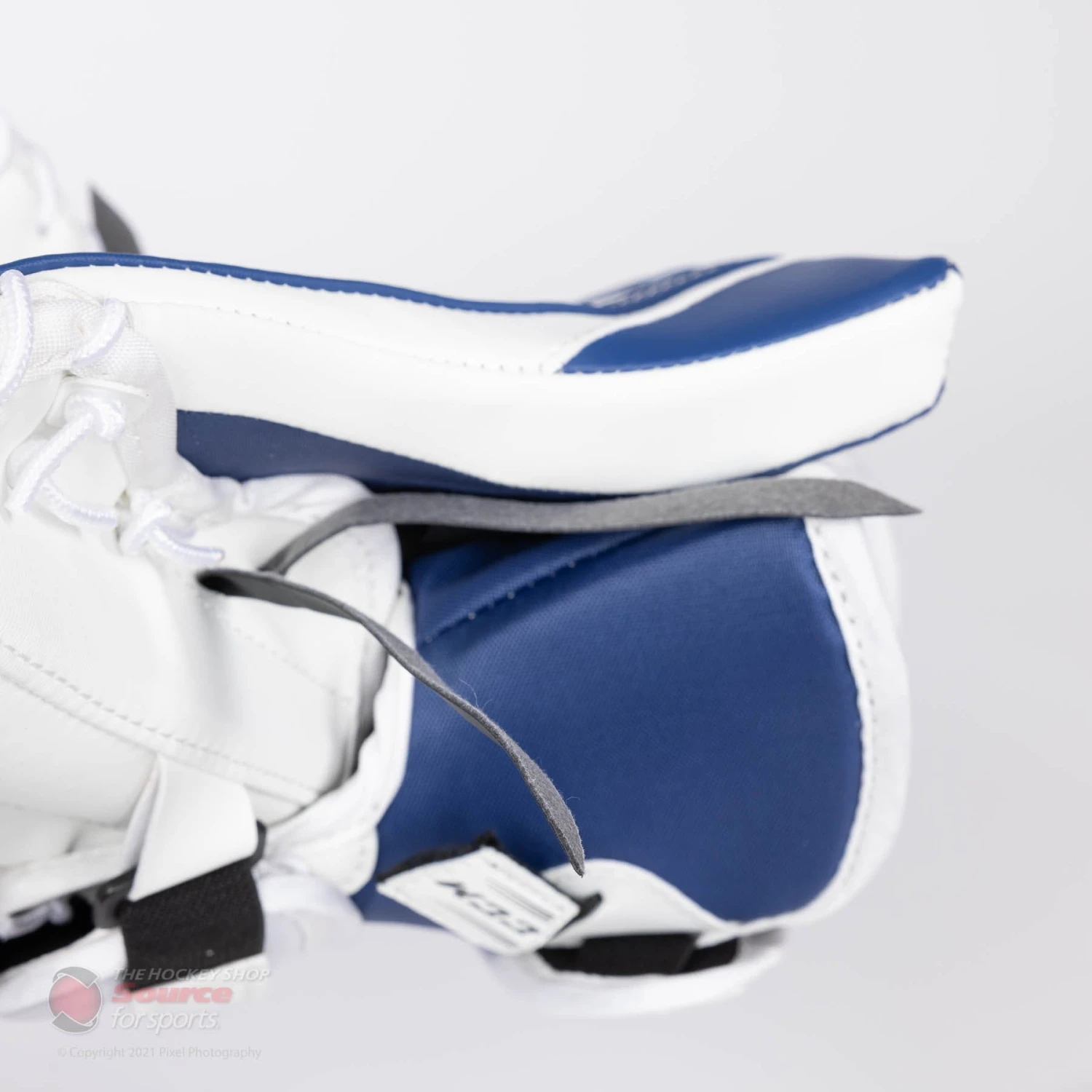 CCM Extreme Flex E5.5 Junior Goalie Catcher - Image 9