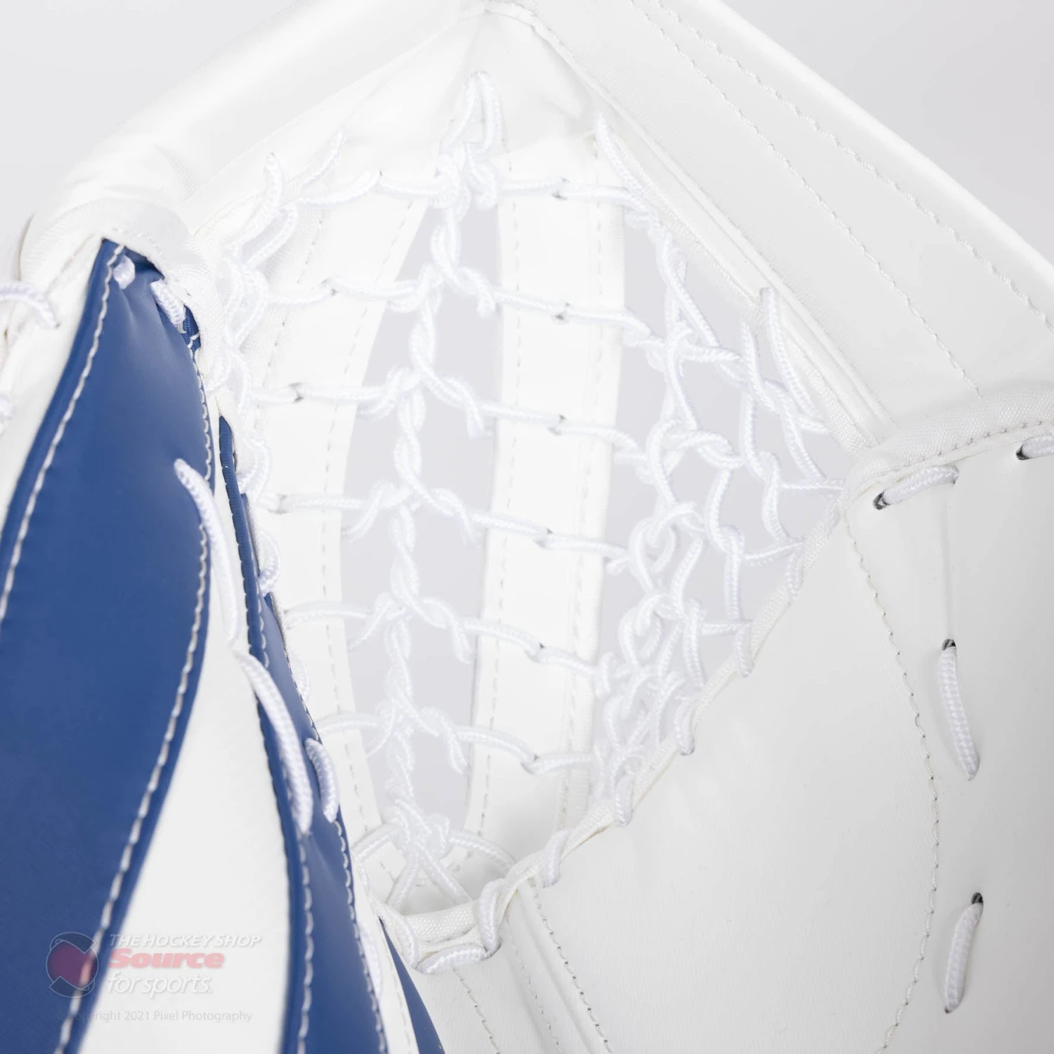 CCM Extreme Flex E5.5 Junior Goalie Catcher - Image 5